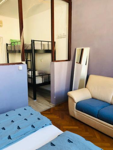 room detail thumbnail 1