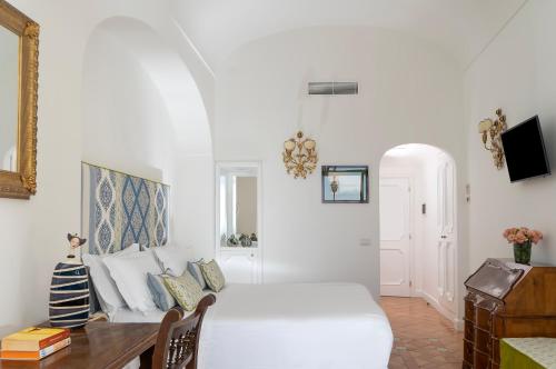 Superior Double Room with Balcony and Sea View image 10