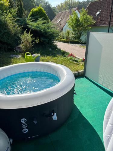 Peldbaseins, Ferienhaus in Zislow am Plauer See, Doppelbungalow in Zislow