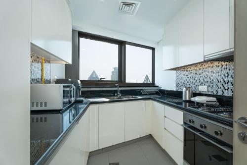 Escape24 Spacious 2BR Infinity Pool with Burj Views - image 3