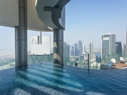 Escape24 Spacious 2BR Infinity Pool with Burj Views - image 2