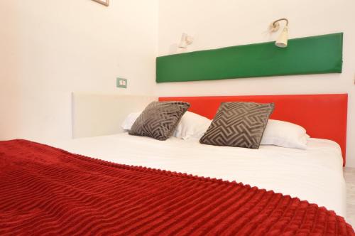 Bellissimo Mini Appartamento a Tema Bandiera Italiana, Potente Wi-Fi, 3 linee metropolitane dietro casa, Collegato Direttamente con Aeroporto di Malpensa e Rho fiera, Mediolan