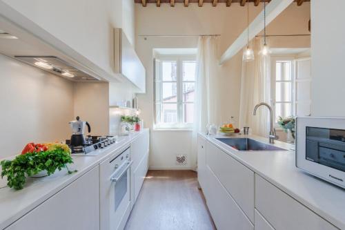 Sabrina, Modern 3 Bedrooms Apartment with Elevator