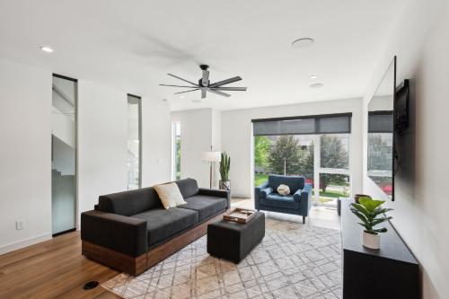 New Modern Townhome with Rooftop Patio townhouse in Iowa City, USA
