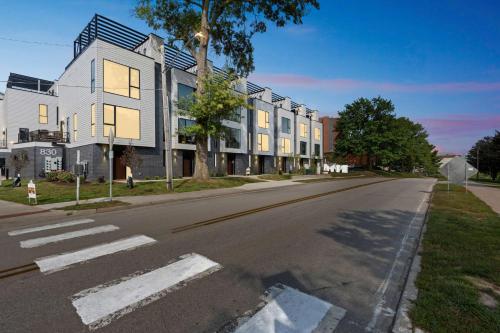 New Modern Townhome with Rooftop Patio townhouse in Iowa City, USA