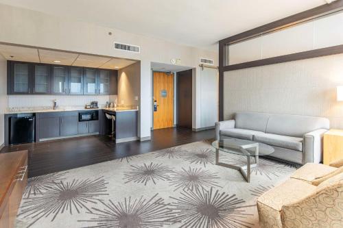 DoubleTree by Hilton Hotel Cedar Rapids Convention Complex - image 8
