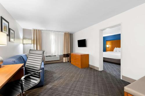 Comfort Inn & Suites - image 11