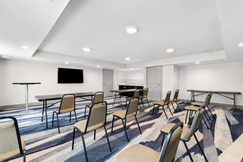 Comfort Inn & Suites - image 14