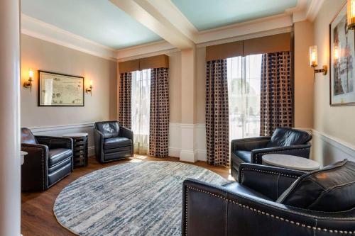 593368191 Essex Street Inn & Suites, Ascend Hotel Collection