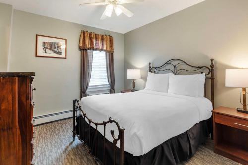 593368207 Essex Street Inn & Suites, Ascend Hotel Collection