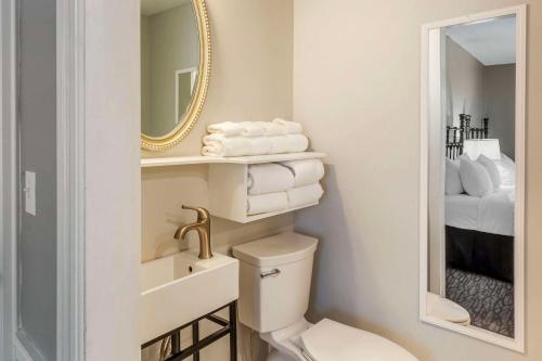 593368240 Essex Street Inn & Suites, Ascend Hotel Collection