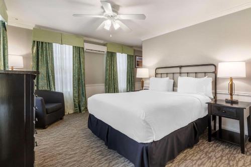 593368242 Essex Street Inn & Suites, Ascend Hotel Collection