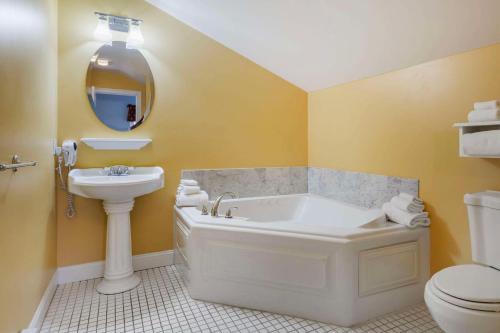 593368272 Essex Street Inn & Suites, Ascend Hotel Collection