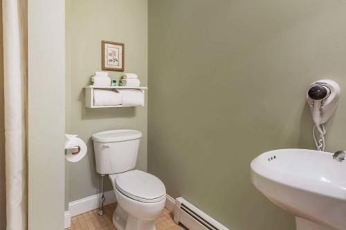 593368280 Essex Street Inn & Suites, Ascend Hotel Collection