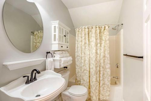 593368287 Essex Street Inn & Suites, Ascend Hotel Collection