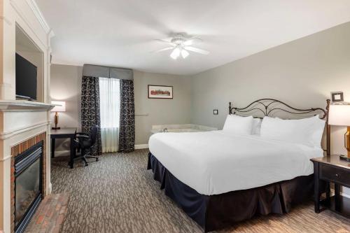 593368297 Essex Street Inn & Suites, Ascend Hotel Collection