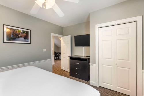 593368317 Essex Street Inn & Suites, Ascend Hotel Collection