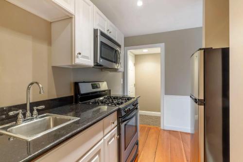 593368318 Essex Street Inn & Suites, Ascend Hotel Collection