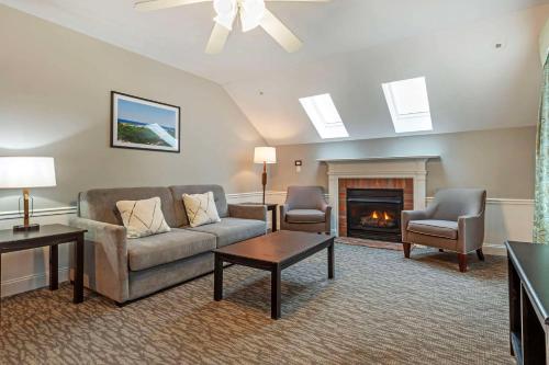 593368322 Essex Street Inn & Suites, Ascend Hotel Collection