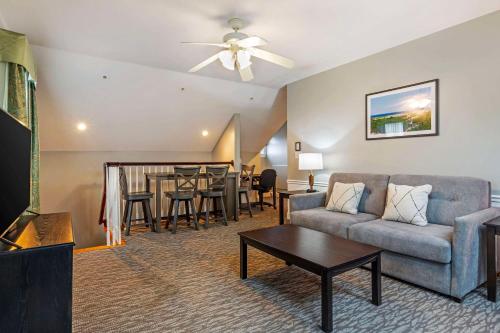 593368325 Essex Street Inn & Suites, Ascend Hotel Collection