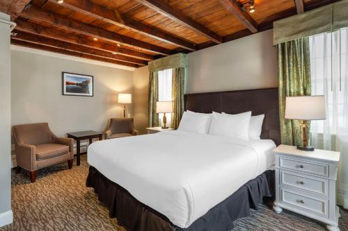 593368326 Essex Street Inn & Suites, Ascend Hotel Collection