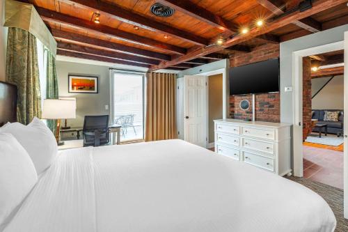 593368332 Essex Street Inn & Suites, Ascend Hotel Collection