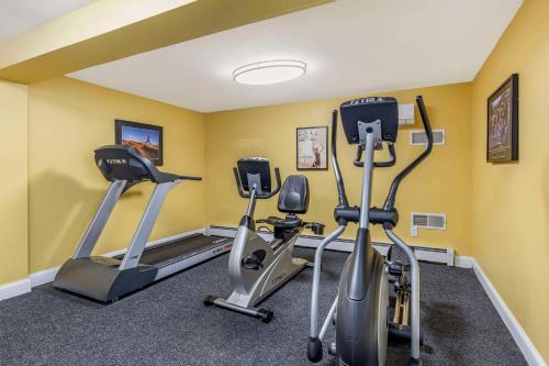 593368335 Essex Street Inn & Suites, Ascend Hotel Collection