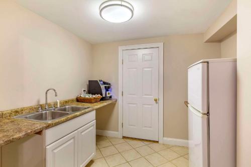 593368337 Essex Street Inn & Suites, Ascend Hotel Collection