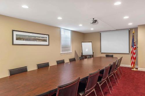 593368342 Essex Street Inn & Suites, Ascend Hotel Collection
