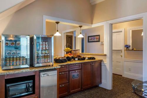 593368349 Essex Street Inn & Suites, Ascend Hotel Collection