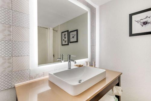 Country Inn & Suites by Radisson Atlanta Airport South GA - main image