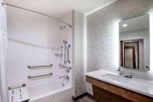 King Room with Mobility Access and Bathtub with Grab Bars, Non-Smoking