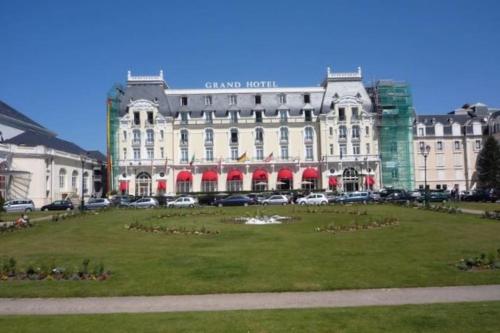 NICE FLAT 400 m FROM BEACH & CENTER - main image