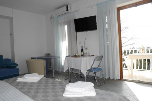 Studio Apartment image 10