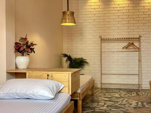 4 twin beds