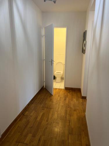 Fürdőszoba, Appartement standing avec jardin, 4 personnes, stratégiquement situé (Appartement standing avec jardin, 4 personnes, strategiquement situe) in Mantes-la-Jolie