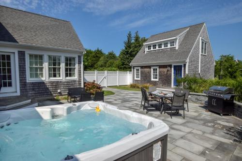 2 Miles to Nauset Beach and convenient to town