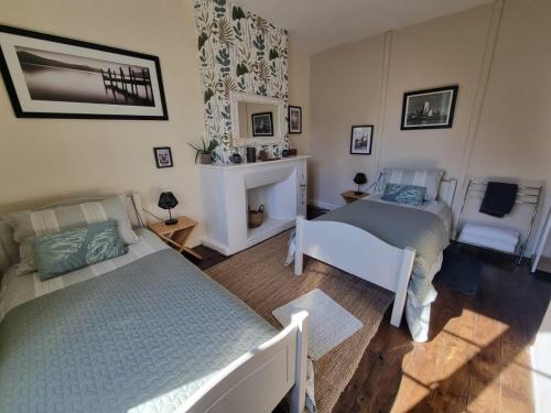 2 twin beds