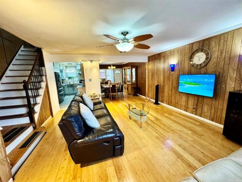 LGA airport 3 mins, 3 BR Duplex House, Parking and private backyard, 9mins subway! in East Elmhurst, Vereinigte Staaten von Amerika