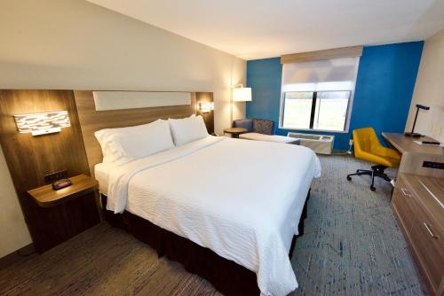 Holiday Inn Express Hotel & Suites St. Charles by IHG in St. Charles, USA