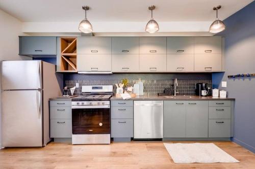 NEW and Modern Cozy Flat in Southern California in Covina, USA
