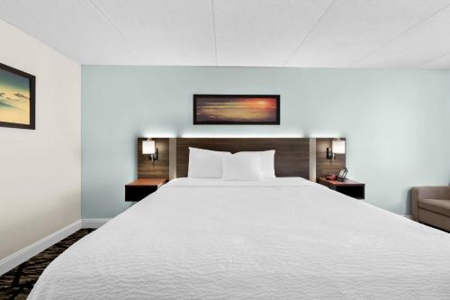 King Room - Non Smoking/Exterior Corridor room in Clarion Inn & Suites near the Leconte Center Pigeon Forge