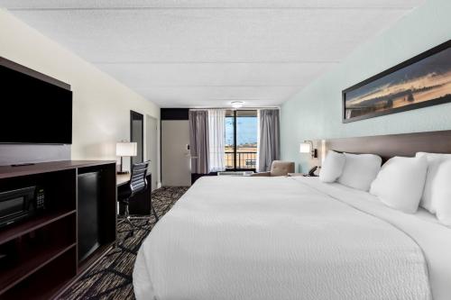 King Room/Disability Access - Non Smoking room in Clarion Inn & Suites near the Leconte Center Pigeon Forge
