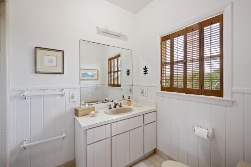 Easy Breezy home by Peace Vacations - image 14