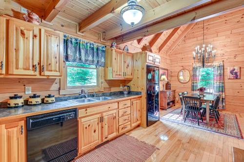 Serene Cabin < 1 Mi to Fairy Stone State Park! in Vūlvaina (VA)