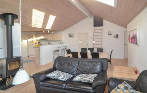  Three-Bedroom Holiday Home In Orsted in Ørsted
