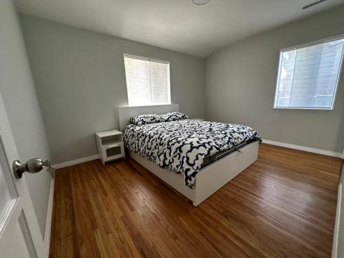 Newly remodelled Los Angeles House with access to pool