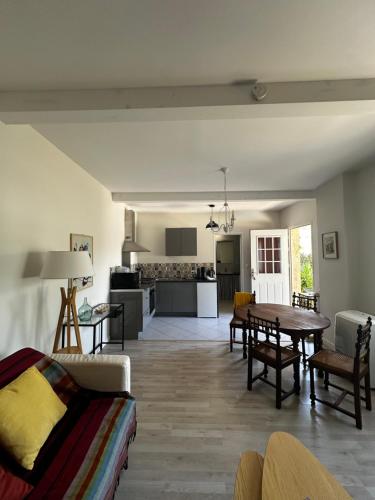 Petite maison mitoyenne, clim, rénovée, calme (Petite maison mitoyenne, clim, renovee, calme) in โอเชี่ยนฟรอนท์