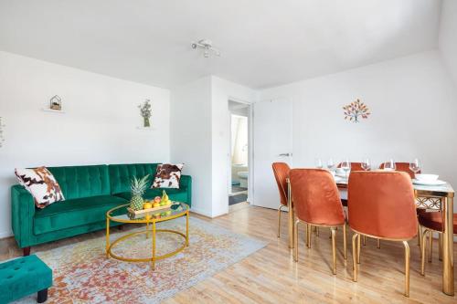 Bright n' Charming Air Conditioned Two Bed in Heart of London 4