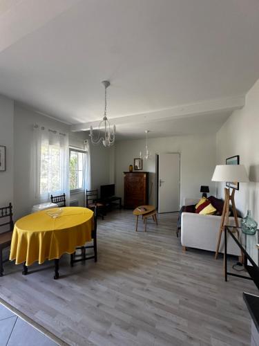 Petite maison mitoyenne, clim, rénovée, calme (Petite maison mitoyenne, clim, renovee, calme) in โอเชี่ยนฟรอนท์